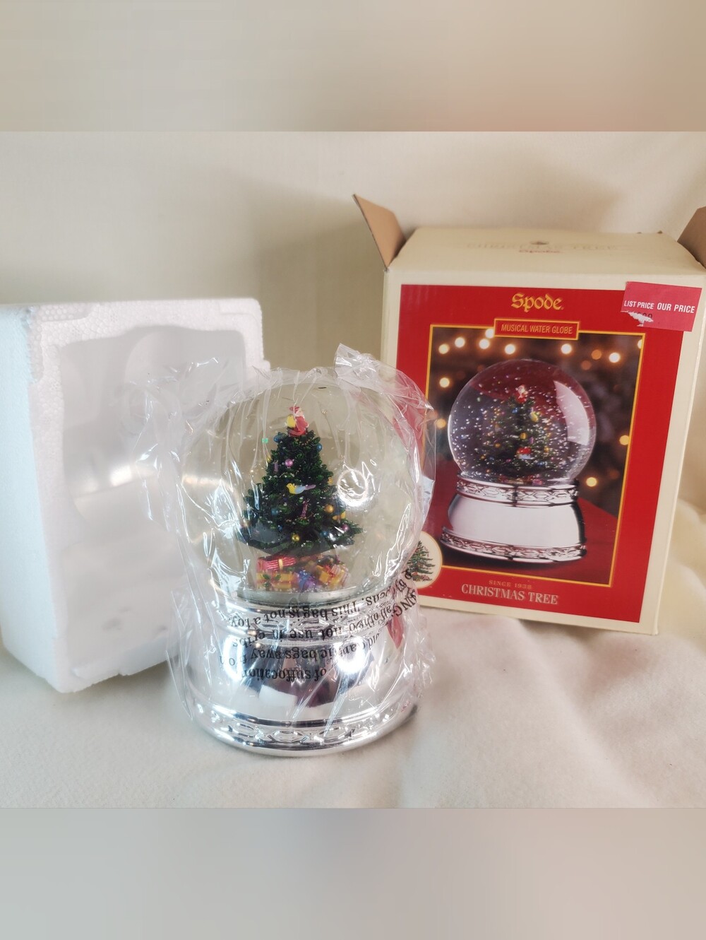 Spode Musical Water Globe Christmas Tree Since 1938